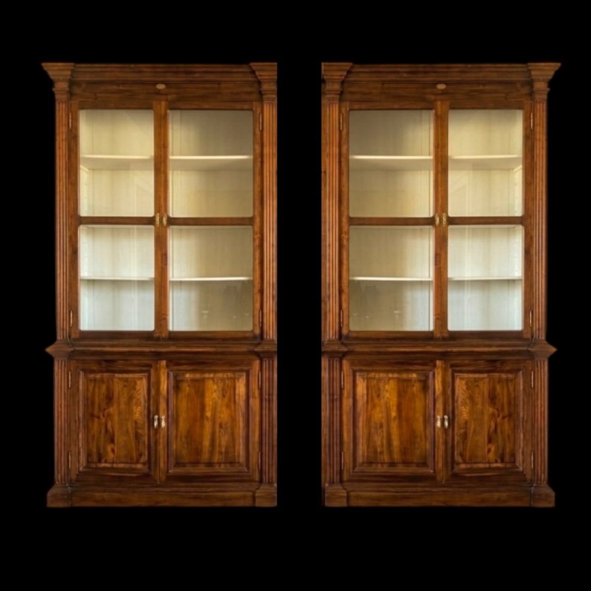 Paire de bibliothèques / vaisseliers en teck de style colonial